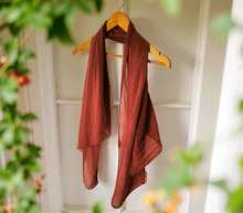 Naložite sliko v pregledovalnik galerije, ženski šal poletni šali enobarvni temno rdeča modni sal sali prehodni sal vinsko rdeca bombaž bombaz svila ženski šali moda modni dodatki udoben šal mehek sal jesenski šal modni dodatek ženski šal