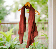 Naložite sliko v pregledovalnik galerije, ženski šal poletni šali enobarvni temno rdeča modni sal sali prehodni sal vinsko rdeca bombaž bombaz svila ženski šali moda modni dodatki udoben šal mehek sal jesenski šal modni dodatek ženski šal