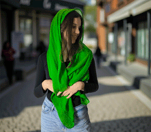 Naložite sliko v pregledovalnik galerije, ženski šal poletni šali enobarvni zelena modni sal sali prehodni sal zelen bombaž bombaz svila ženski šali moda modni dodatki udoben šal mehek sal jesenski šal modni dodatek ženski šal