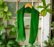 Naložite sliko v pregledovalnik galerije, ženski šal poletni šali enobarvni zelena modni sal sali prehodni sal zelen bombaž bombaz svila ženski šali moda modni dodatki udoben šal mehek sal jesenski šal modni dodatek ženski šal