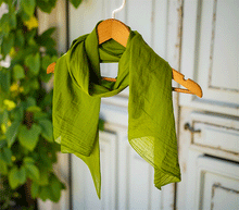 Naložite sliko v pregledovalnik galerije, ženski šal poletni šali enobarvni zelena modni sal sali prehodni sal zelen bombaž bombaz svila ženski šali moda modni dodatki udoben šal mehek sal jesenski šal modni dodatek ženski šal