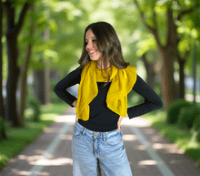 Naložite sliko v pregledovalnik galerije, Ženski šal enobarven rumen - bombaž svila