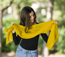 Naložite sliko v pregledovalnik galerije, ženski šal poletni šali enobarvni rumena modni sal sali prehodni sal rumen bombaž bombaz svila ženski šali moda modni dodatki udoben šal mehek sal jesenski šal modni dodatek ženski šal