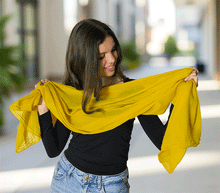 Naložite sliko v pregledovalnik galerije, ženski šal poletni šali enobarvni rumena modni sal sali prehodni sal rumen bombaž bombaz svila ženski šali moda modni dodatki udoben šal mehek sal jesenski šal modni dodatek ženski šal