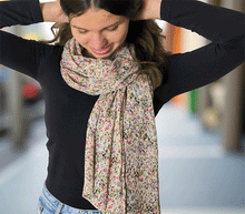 Naložite sliko v pregledovalnik galerije, ženski šal poletni šali rožice modni sal rože sali prehodni sal cvetlice bombaž bombaz svila ženski šali moda udoben šal mehek sal jesenski šal ženski šal rožice rozice