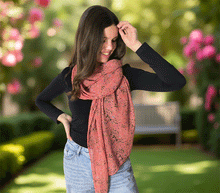 Naložite sliko v pregledovalnik galerije, ženski šal poletni šali rožice modni sal rože sali prehodni sal cvetlice bombaž bombaz svila ženski šali moda udoben šal mehek sal jesenski šal ženski šal rožice