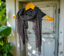 Naložite sliko v pregledovalnik galerije, Ženski šal Joy rožice temno moder - bombaž svila