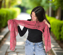 Naložite sliko v pregledovalnik galerije, ženski šal poletni šali rožice modni sal rože sali prehodni sal cvetlice bombaž bombaz svila ženski šali moda udoben šal mehek sal jesenski šal ženski šal rožice