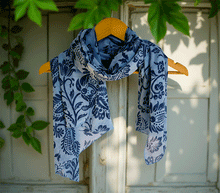 Naložite sliko v pregledovalnik galerije, ženski šal poletni šali rožice modni sal rože sali prehodni sal cvetlice bombaž bombaz svila ženski šali moda udoben šal mehek sal jesenski šal ženski šal rožice modni šal šal občutljiva koža ugodni šali