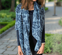 Naložite sliko v pregledovalnik galerije, ženski šal poletni šali rožice modni sal rože sali prehodni sal cvetlice bombaž bombaz svila ženski šali moda udoben šal mehek sal jesenski šal ženski šal rožice modni šal šal občutljiva koža ugodni šali