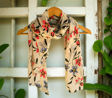 Naložite sliko v pregledovalnik galerije, ženski šal poletni šali rožice modni sal rože sali prehodni sal cvetlice bombaž bombaz svila ženski šali moda udoben šal mehek sal jesenski šal ženski šal rožice modni šal šal občutljiva koža ugodni šali