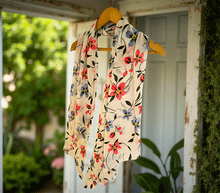 Naložite sliko v pregledovalnik galerije, ženski šal poletni šali rožice modni sal rože sali prehodni sal cvetlice bombaž bombaz svila ženski šali moda udoben šal mehek sal jesenski šal ženski šal rožice modni šal šal občutljiva koža ugodni šali