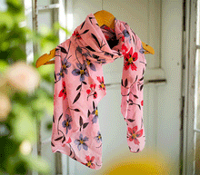 Naložite sliko v pregledovalnik galerije, ženski šal poletni šali rožice modni sal rože sali prehodni sal cvetlice bombaž bombaz svila ženski šali moda udoben šal mehek sal jesenski šal ženski šal rožice modni šal šal občutljiva koža ugodni šali