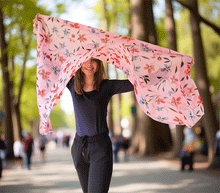 Naložite sliko v pregledovalnik galerije, ženski šal poletni šali rožice modni sal rože sali prehodni sal cvetlice bombaž bombaz svila ženski šali moda udoben šal mehek sal jesenski šal ženski šal rožice modni šal šal občutljiva koža ugodni šali