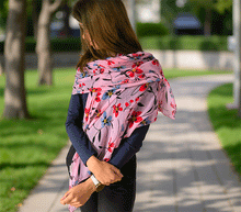Naložite sliko v pregledovalnik galerije, ženski šal poletni šali rožice modni sal rože sali prehodni sal cvetlice bombaž bombaz svila ženski šali moda udoben šal mehek sal jesenski šal ženski šal rožice modni šal šal občutljiva koža ugodni šali