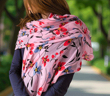 Naložite sliko v pregledovalnik galerije, ženski šal poletni šali rožice modni sal rože sali prehodni sal cvetlice bombaž bombaz svila ženski šali moda udoben šal mehek sal jesenski šal ženski šal rožice modni šal šal občutljiva koža ugodni šali