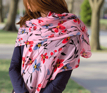 Naložite sliko v pregledovalnik galerije, ženski šal poletni šali rožice modni sal rože sali prehodni sal cvetlice bombaž bombaz svila ženski šali moda udoben šal mehek sal jesenski šal ženski šal rožice modni šal šal občutljiva koža ugodni šali