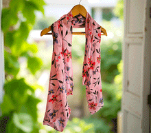 Naložite sliko v pregledovalnik galerije, ženski šal poletni šali rožice modni sal rože sali prehodni sal cvetlice bombaž bombaz svila ženski šali moda udoben šal mehek sal jesenski šal ženski šal rožice modni šal šal občutljiva koža ugodni šali