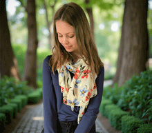 Naložite sliko v pregledovalnik galerije, ženski šal poletni šali rožice modni sal rože sali prehodni sal cvetlice bombaž bombaz svila ženski šali moda udoben šal mehek sal jesenski šal ženski šal rožice modni šal šal občutljiva koža ugodni šali