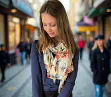 Naložite sliko v pregledovalnik galerije, ženski šal poletni šali rožice modni sal rože sali prehodni sal cvetlice bombaž bombaz svila ženski šali moda udoben šal mehek sal jesenski šal ženski šal rožice modni šal šal občutljiva koža ugodni šali