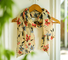 Naložite sliko v pregledovalnik galerije, ženski šal poletni šali rožice modni sal rože sali prehodni sal cvetlice bombaž bombaz svila ženski šali moda udoben šal mehek sal jesenski šal ženski šal rožice modni šal šal občutljiva koža ugodni šali