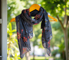 Naložite sliko v pregledovalnik galerije, ženski šal poletni šali rožice modni sal rože sali prehodni sal cvetlice bombaž bombaz svila ženski šali moda udoben šal mehek sal jesenski šal ženski šal rožice modni šal šal občutljiva koža ugodni šali