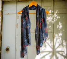 Naložite sliko v pregledovalnik galerije, ženski šal poletni šali rožice modni sal rože sali prehodni sal cvetlice bombaž bombaz svila ženski šali moda udoben šal mehek sal jesenski šal ženski šal rožice modni šal šal občutljiva koža ugodni šali