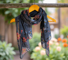 Naložite sliko v pregledovalnik galerije, ženski šal poletni šali rožice modni sal rože sali prehodni sal cvetlice bombaž bombaz svila ženski šali moda udoben šal mehek sal jesenski šal ženski šal rožice modni šal šal občutljiva koža ugodni šali