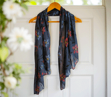 Naložite sliko v pregledovalnik galerije, ženski šal poletni šali rožice modni sal rože sali prehodni sal cvetlice bombaž bombaz svila ženski šali moda udoben šal mehek sal jesenski šal ženski šal rožice modni šal šal občutljiva koža ugodni šali