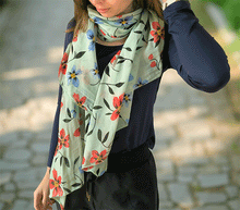 Naložite sliko v pregledovalnik galerije, ženski šal poletni šali rožice modni sal rože sali prehodni sal cvetlice bombaž bombaz svila ženski šali moda udoben šal mehek sal jesenski šal ženski šal rožice modni šal šal občutljiva koža ugodni šali