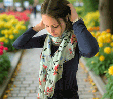 Naložite sliko v pregledovalnik galerije, ženski šal poletni šali rožice modni sal rože sali prehodni sal cvetlice bombaž bombaz svila ženski šali moda udoben šal mehek sal jesenski šal ženski šal rožice modni šal šal občutljiva koža ugodni šali