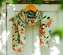 Naložite sliko v pregledovalnik galerije, ženski šal poletni šali rožice modni sal rože sali prehodni sal cvetlice bombaž bombaz svila ženski šali moda udoben šal mehek sal jesenski šal ženski šal rožice modni šal šal občutljiva koža ugodni šali