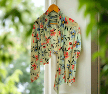 Naložite sliko v pregledovalnik galerije, ženski šal poletni šali rožice modni sal rože sali prehodni sal cvetlice bombaž bombaz svila ženski šali moda udoben šal mehek sal jesenski šal ženski šal rožice modni šal šal občutljiva koža ugodni šali