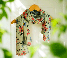 Naložite sliko v pregledovalnik galerije, ženski šal poletni šali rožice modni sal rože sali prehodni sal cvetlice bombaž bombaz svila ženski šali moda udoben šal mehek sal jesenski šal ženski šal rožice modni šal šal občutljiva koža ugodni šali