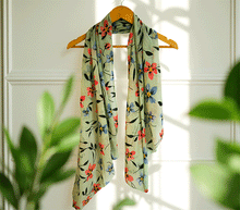 Naložite sliko v pregledovalnik galerije, ženski šal poletni šali rožice modni sal rože sali prehodni sal cvetlice bombaž bombaz svila ženski šali moda udoben šal mehek sal jesenski šal ženski šal rožice modni šal šal občutljiva koža ugodni šali