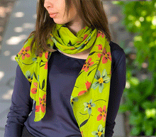 Naložite sliko v pregledovalnik galerije, ženski šal poletni šali rožice modni sal rože sali prehodni sal cvetlice bombaž bombaz svila ženski šali moda udoben šal mehek sal jesenski šal ženski šal rožice modni šal šal občutljiva koža ugodni šali