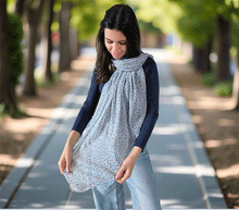 Naložite sliko v pregledovalnik galerije, ženski šal poletni šali rožice modni sal rože sali prehodni sal cvetlice bombaž bombaz svila ženski šali moda udoben šal mehek sal jesenski šal ženski šal rožice rozice