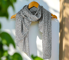 Naložite sliko v pregledovalnik galerije, ženski šal poletni šali rožice modni sal rože sali prehodni sal cvetlice bombaž bombaz svila ženski šali moda udoben šal mehek sal jesenski šal ženski šal rožice rozice