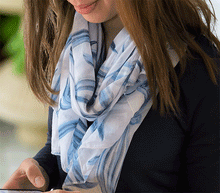 Naložite sliko v pregledovalnik galerije, ženski šal poletni šali rožice modni sal rože sali prehodni sal cvetlice bombaž bombaz svila ženski šali moda udoben šal mehek sal jesenski šal ženski šal rožice modni šal šal občutljiva koža ugodni šali