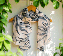 Naložite sliko v pregledovalnik galerije, ženski šal poletni šali rožice modni sal rože sali prehodni sal cvetlice bombaž bombaz svila ženski šali moda udoben šal mehek sal jesenski šal ženski šal rožice modni šal šal občutljiva koža ugodni šali