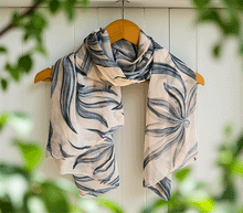 Naložite sliko v pregledovalnik galerije, ženski šal poletni šali rožice modni sal rože sali prehodni sal cvetlice bombaž bombaz svila ženski šali moda udoben šal mehek sal jesenski šal ženski šal rožice modni šal šal občutljiva koža ugodni šali