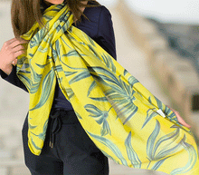 Naložite sliko v pregledovalnik galerije, ženski šal poletni šali rožice modni sal rože sali prehodni sal cvetlice bombaž bombaz svila ženski šali moda udoben šal mehek sal jesenski šal ženski šal rožice modni šal šal občutljiva koža ugodni šali