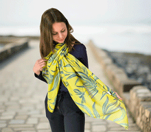 Naložite sliko v pregledovalnik galerije, ženski šal poletni šali rožice modni sal rože sali prehodni sal cvetlice bombaž bombaz svila ženski šali moda udoben šal mehek sal jesenski šal ženski šal rožice modni šal šal občutljiva koža ugodni šali