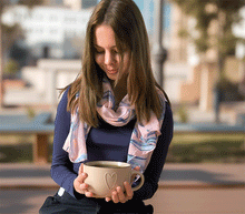 Naložite sliko v pregledovalnik galerije, ženski šal poletni šali rožice modni sal rože sali prehodni sal cvetlice bombaž bombaz svila ženski šali moda udoben šal mehek sal jesenski šal ženski šal rožice modni šal šal občutljiva koža ugodni šali