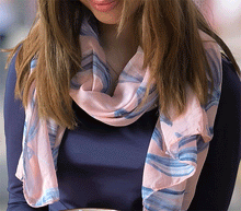 Naložite sliko v pregledovalnik galerije, ženski šal poletni šali rožice modni sal rože sali prehodni sal cvetlice bombaž bombaz svila ženski šali moda udoben šal mehek sal jesenski šal ženski šal rožice modni šal šal občutljiva koža ugodni šali