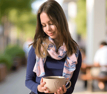 Naložite sliko v pregledovalnik galerije, ženski šal poletni šali rožice modni sal rože sali prehodni sal cvetlice bombaž bombaz svila ženski šali moda udoben šal mehek sal jesenski šal ženski šal rožice modni šal šal občutljiva koža ugodni šali