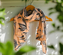 Naložite sliko v pregledovalnik galerije, ženski šal poletni šali rožice modni sal rože sali prehodni sal cvetlice bombaž bombaz svila ženski šali moda udoben šal mehek sal jesenski šal ženski šal rožice modni šal šal občutljiva koža ugodni šali