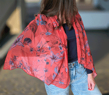 Naložite sliko v pregledovalnik galerije, ženski šal poletni šali rožice modni sal rože sali prehodni sal cvetlice bombaž bombaz svila ženski šali moda udoben šal mehek sal jesenski šal ženski šal rožice modni šal šal občutljiva koža