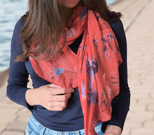 Naložite sliko v pregledovalnik galerije, ženski šal poletni šali rožice modni sal rože sali prehodni sal cvetlice bombaž bombaz svila ženski šali moda udoben šal mehek sal jesenski šal ženski šal rožice modni šal šal občutljiva koža