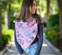 Naložite sliko v pregledovalnik galerije, ženski šal poletni šali rožice modni sal rože sali prehodni sal cvetlice bombaž bombaz svila ženski šali moda udoben šal mehek sal jesenski šal ženski šal rožice modni šal šal občutljiva koža